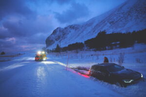 Voiture enlisé dans la neige tempete